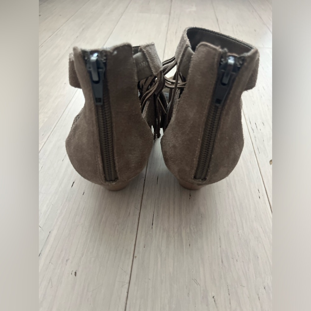 Steve Madden fringe sandals. 8.5. Taupe. Used. - Picture 2 of 5